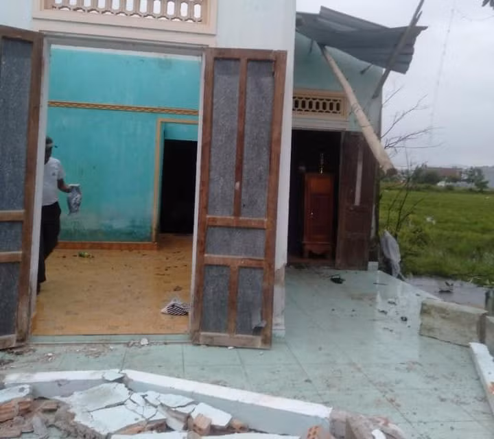 Gió lốc xoáy khiến hơn 20 căn nhà bị hư hỏng tại Đà Nẵng -3