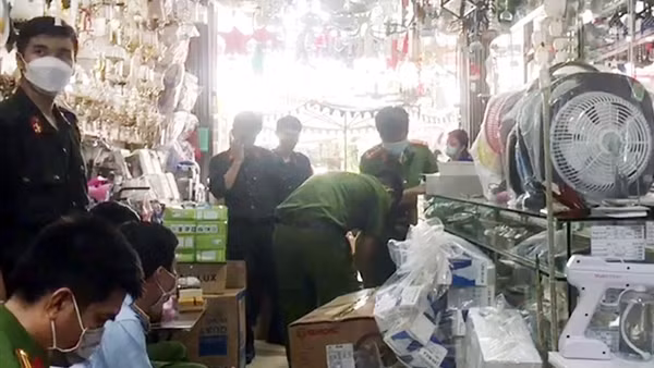 Thu giữ lô hàng gần 800kg thực phẩm không rõ nguồn gốc xuất xứ ảnh 4