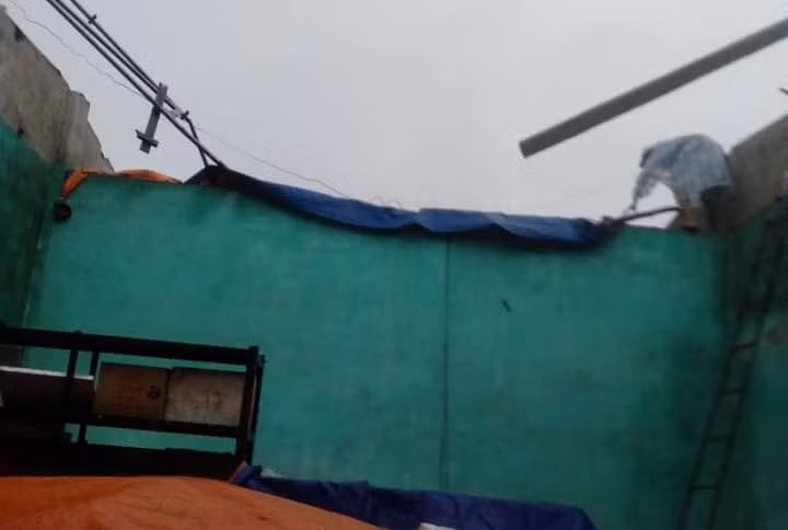 Gió lốc xoáy khiến hơn 20 căn nhà bị hư hỏng tại Đà Nẵng -1
