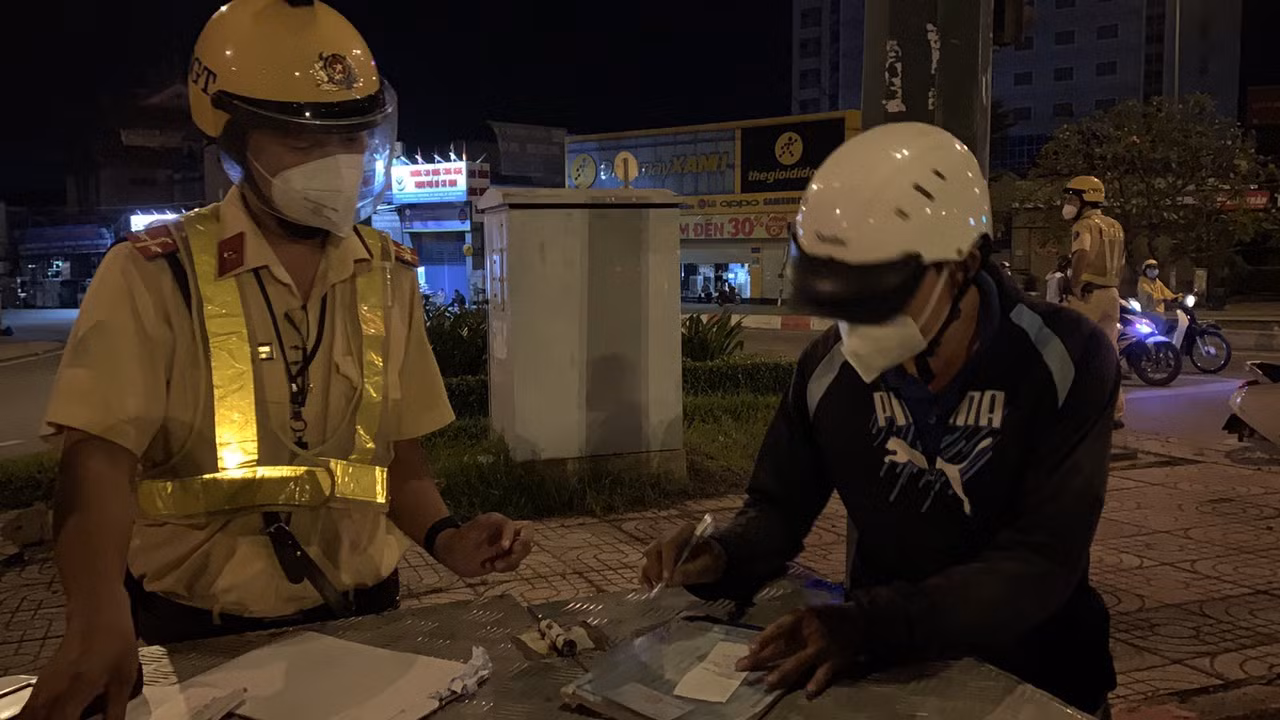 Ôm giấy phạt vì “quắc cần câu” khi quán nhậu được mở bán lại -4