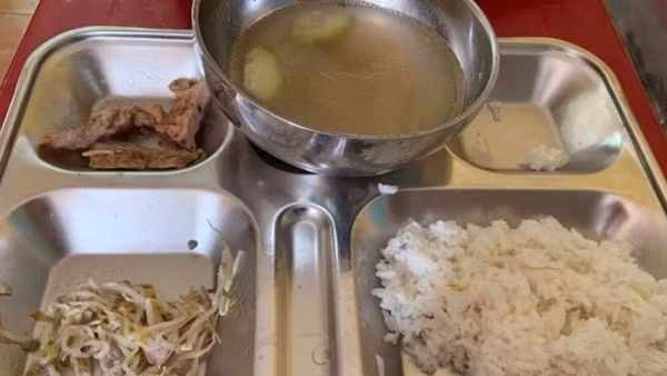Đua thành tích, Hiệu trưởng ép học sinh chuyển trường để “đạt chuẩn quốc gia” ảnh 2