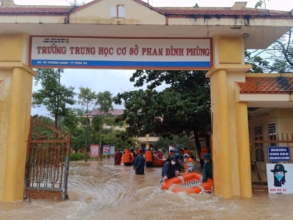 Quảng Trị cứu nạn hàng trăm em học sinh bị ngập lụt giữa lòng thành phố -0