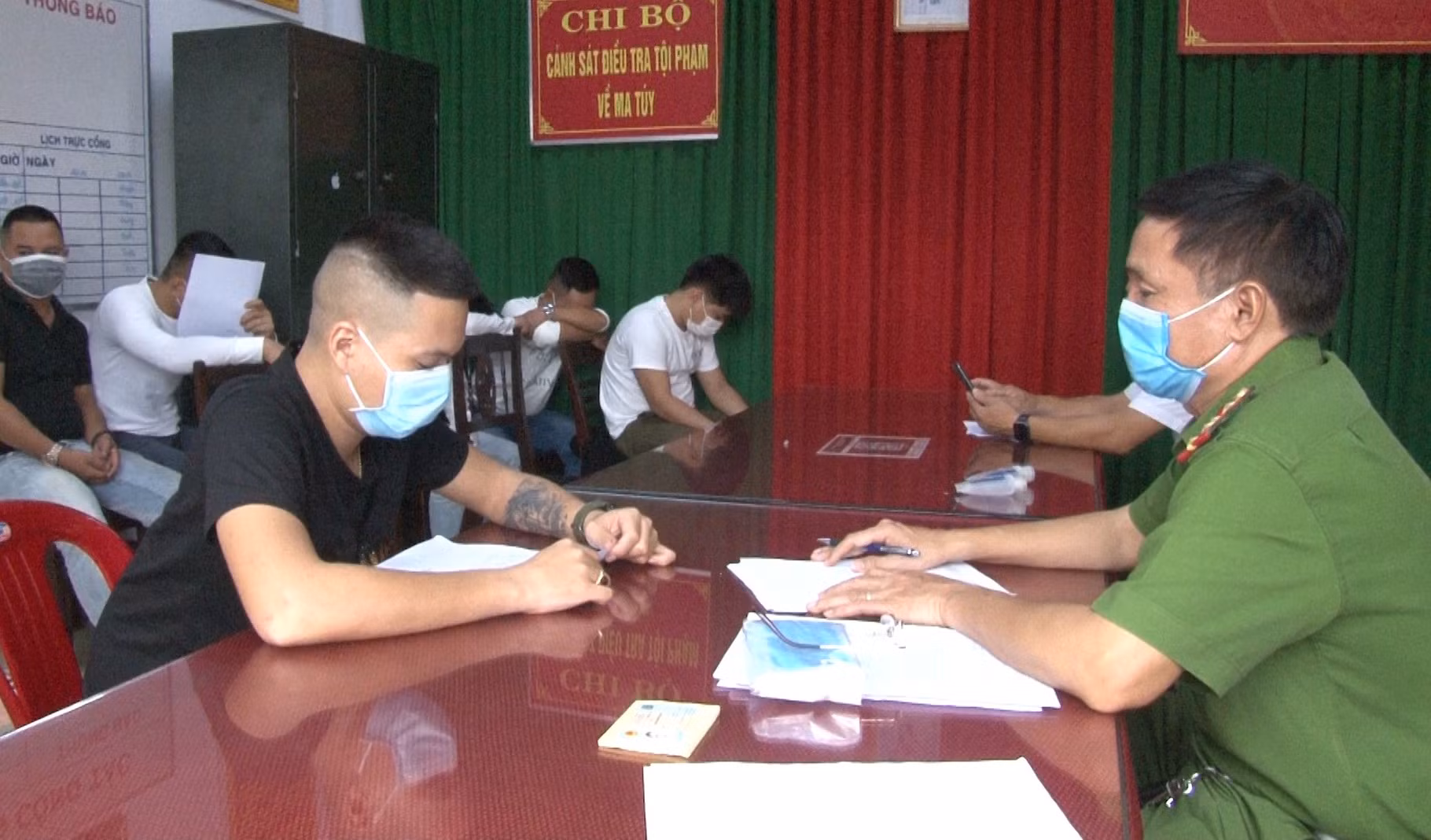 Nhóm nam, nữ thanh niên “bay lắc”, quản lý và nhân viên DJ dương tính với ma túy. -0