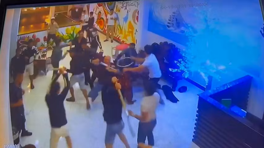 12 đối tượng chém nhau loạn xạ trong quán karaoke -0