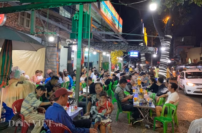 Quận 7 và TP Thủ Đức được thí điểm bán đồ uống có cồn cho khách ăn uống tại chỗ -0