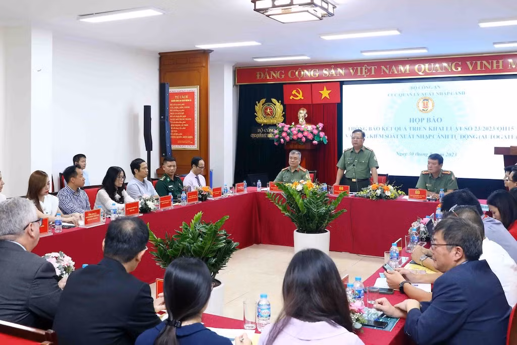 Bãi bỏ quy định về việc hộ chiếu còn hạn từ 6 tháng trở lên mới được xuất cảnh -0