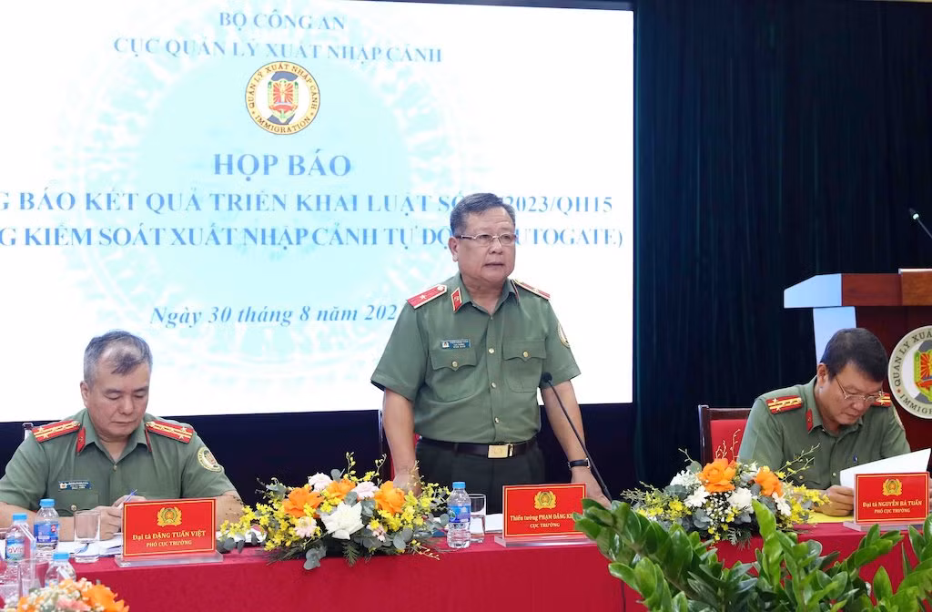 Bãi bỏ quy định về việc hộ chiếu còn hạn từ 6 tháng trở lên mới được xuất cảnh -0