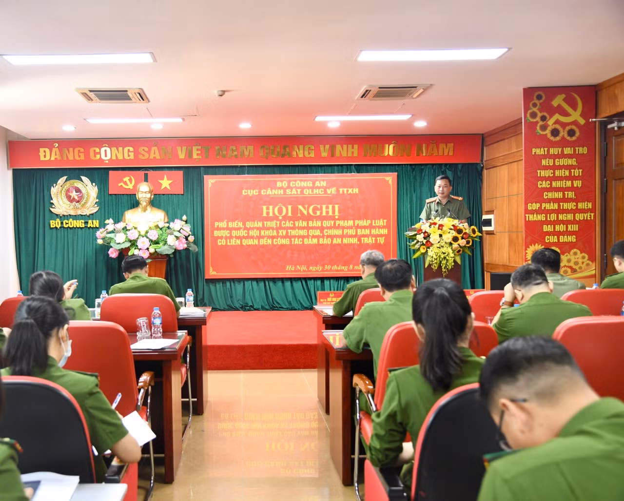 Phổ biến, quán triệt các văn bản quy phạm pháp luật liên quan đến công tác đảm bảo an ninh, trật tự -0