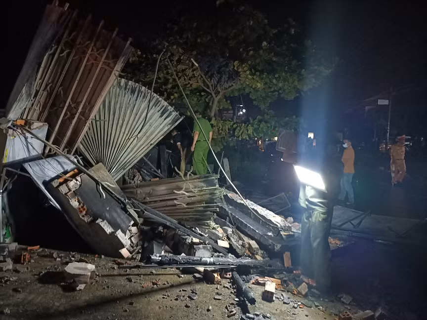 Cháy tiệm sửa xe máy, 2 người tử vong -0