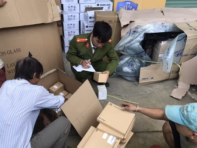 Lực lượng phòng Cảnh sát kinh tế Công an tỉnh Thừa Thiên Huế kiểm tra số hàng lậu được vận chuyển trên ô tô BKS 89C-200.39.