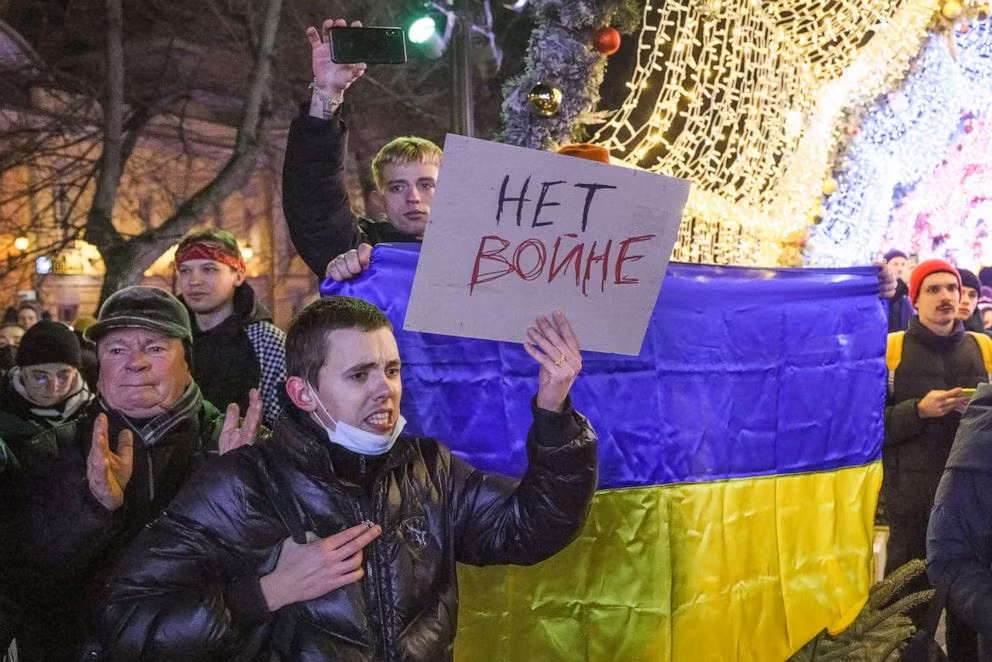 Hàng ngàn người biểu tình phản đối chiến dịch ở Ukraine của Nga -0