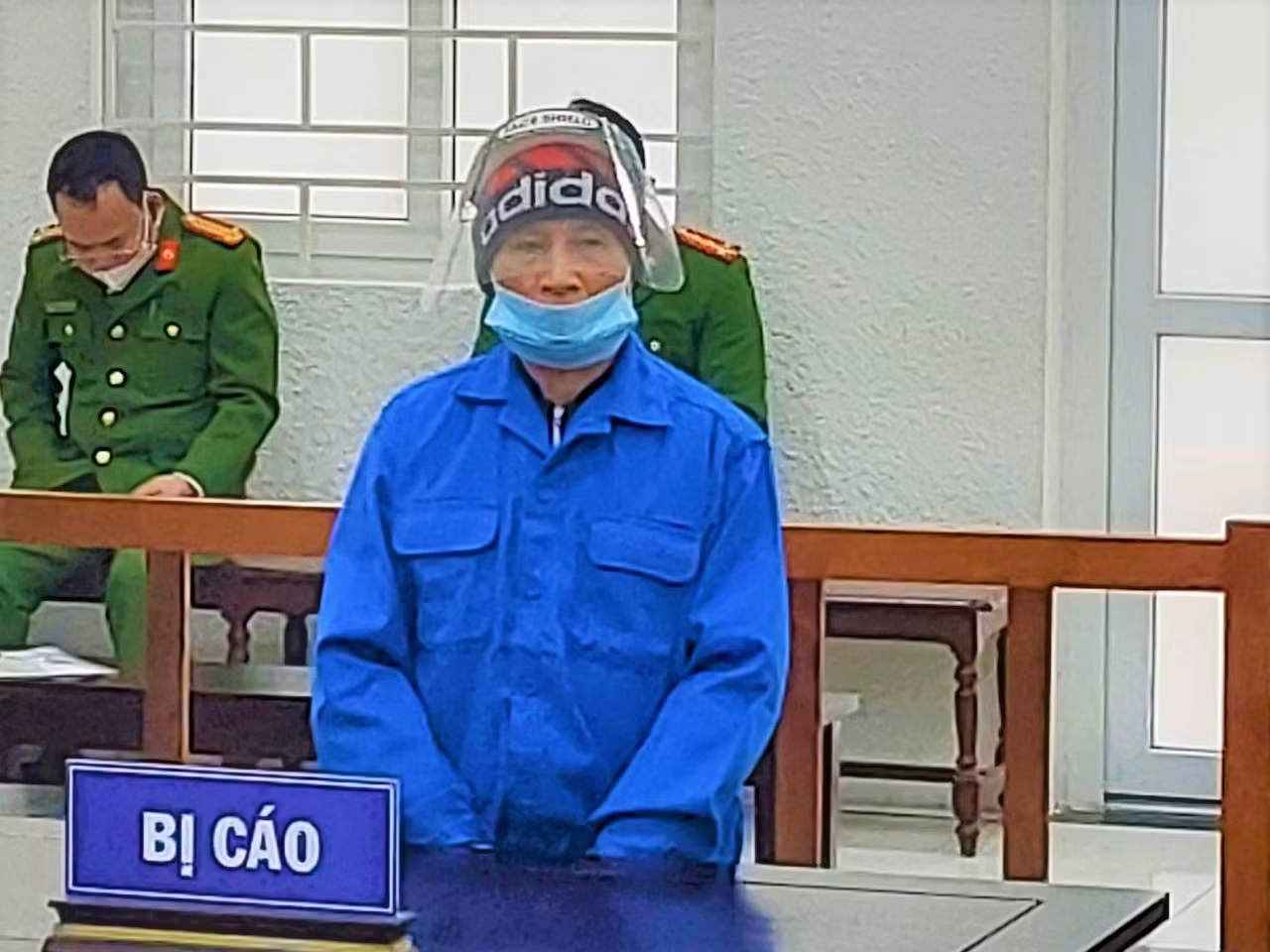 U60 lĩnh 19 năm tù vì vô cớ chém trọng thương hàng xóm -0