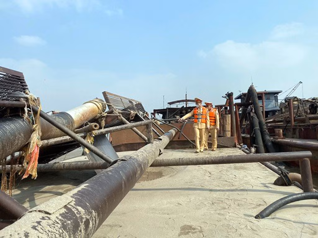 CSGT vây bắt tàu hút cát lậu trên sông Hồng trông đêm -0