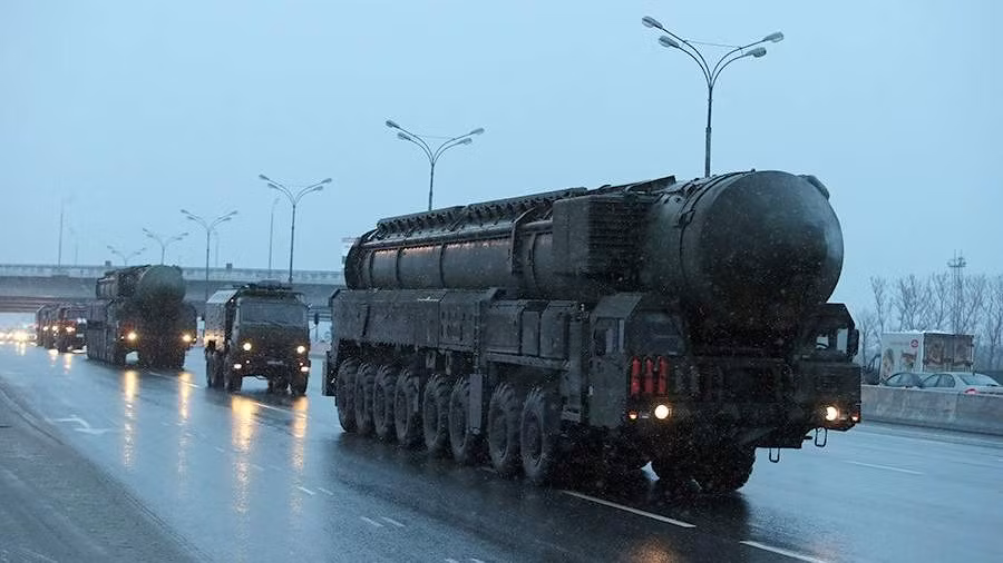 Xe chở tên lửa hạt nhân Nga xuất hiện trên đường gần Moscow -0