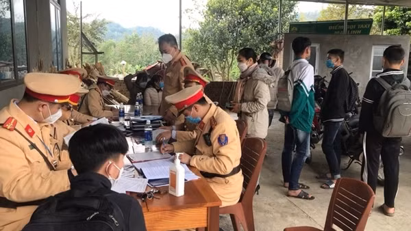Xử lý, răn đe học sinh đi xe lạng lách, "bốc đầu"