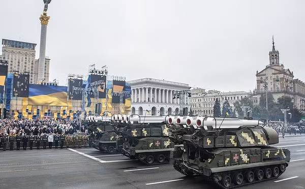 Tòa nhà chung cư ở Kiev trúng tên lửa Buk-M1 -0