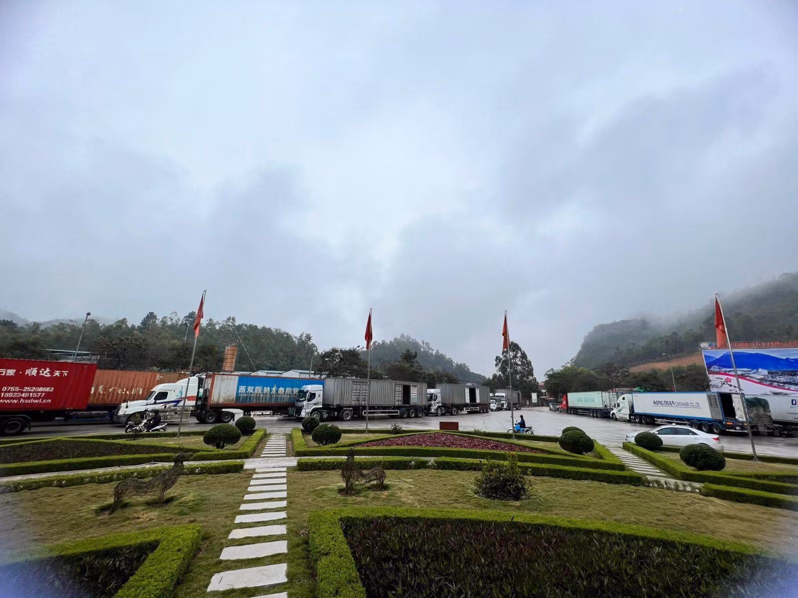 Lạng Sơn dừng tiếp nhận phương tiện chở hoa quả tươi đến các cửa khẩu đến hết ngày 5/3 -0