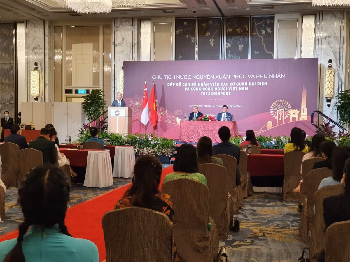 Chủ tịch nước Nguyễn Xuân Phúc gặp gỡ cộng đồng người Việt tại Singapore -0