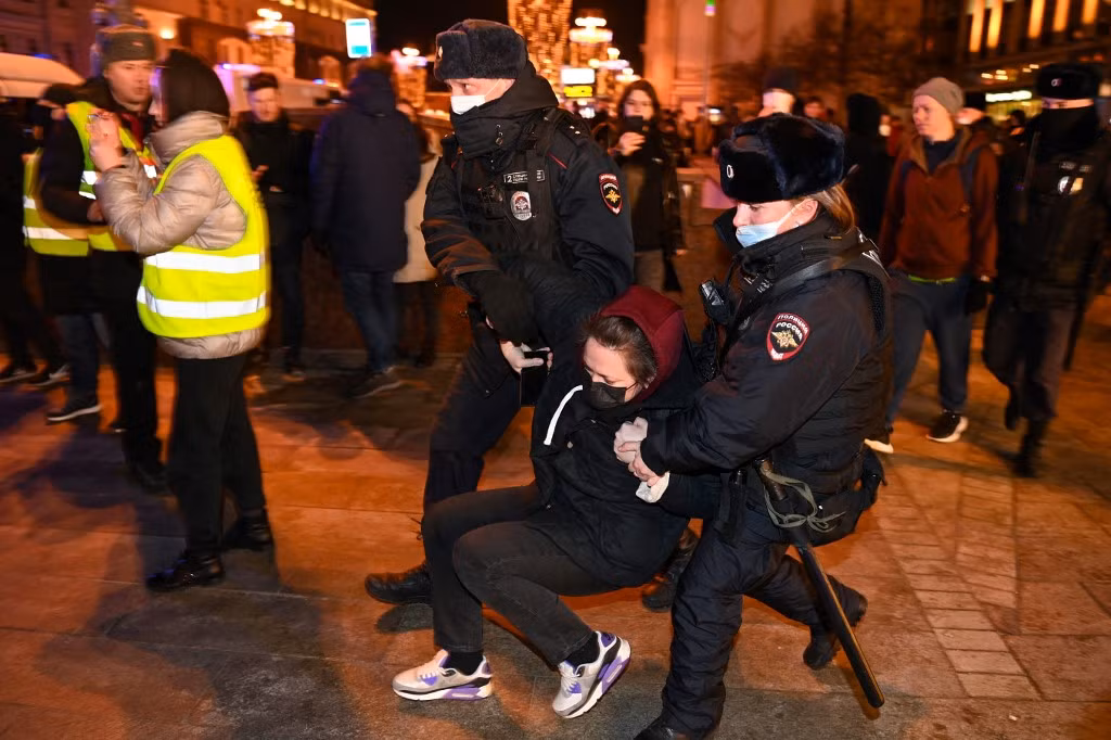 Hàng ngàn người biểu tình phản đối chiến dịch ở Ukraine của Nga -0