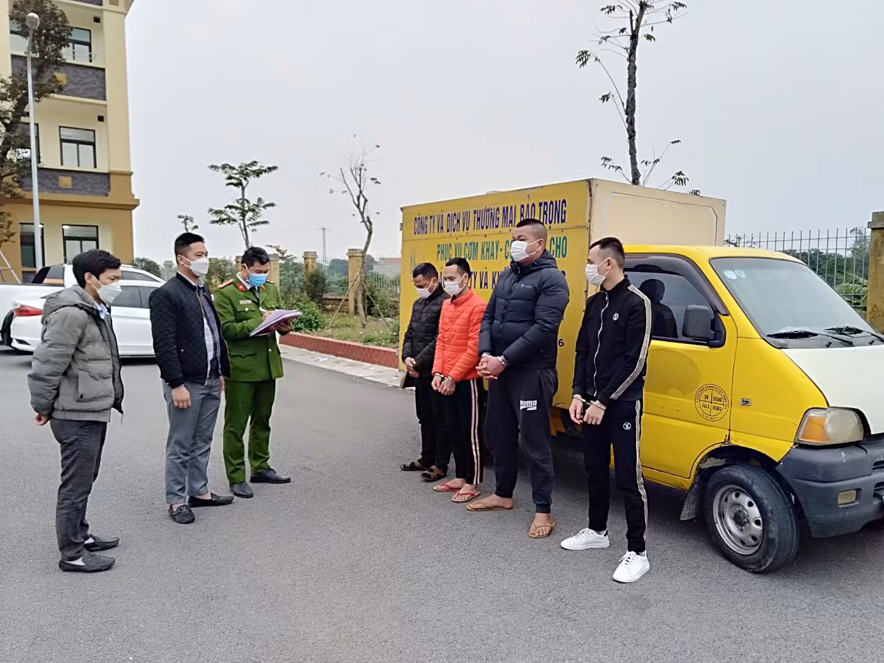 Bắt nhóm đối tượng bắt giữ người trái pháp luật và cướp tài sản. -0