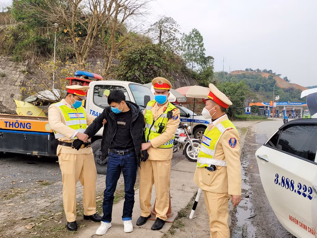 Phát hiện ma túy từ thái độ đáng ngờ của vị khách trên taxi -0