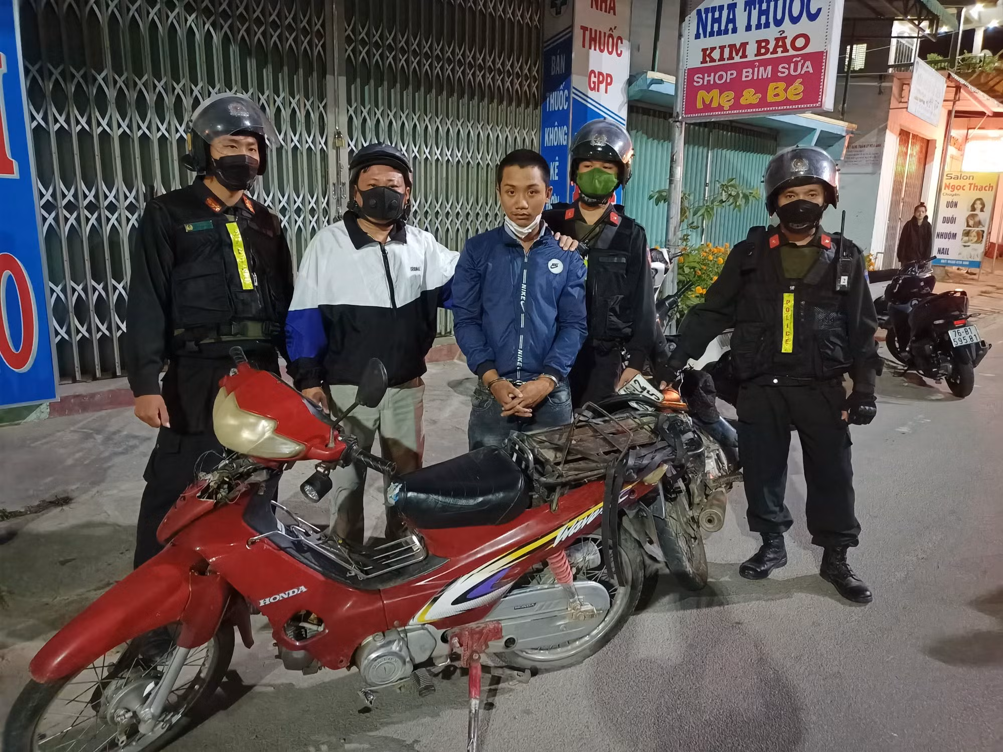 Cảnh sát cơ động bắt nhanh đối tượng trộm xe máy trên đường -0