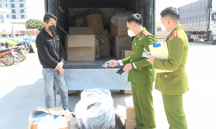 Bắt vụ vận chuyển 25.000 khẩu trang và 10.000 đôi găng tay y tế không có hóa đơn chứng từ -0