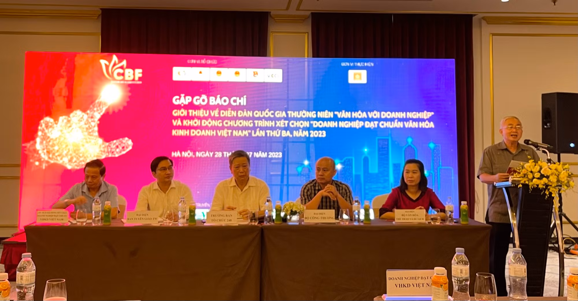 Tổ chức diễn đàn 