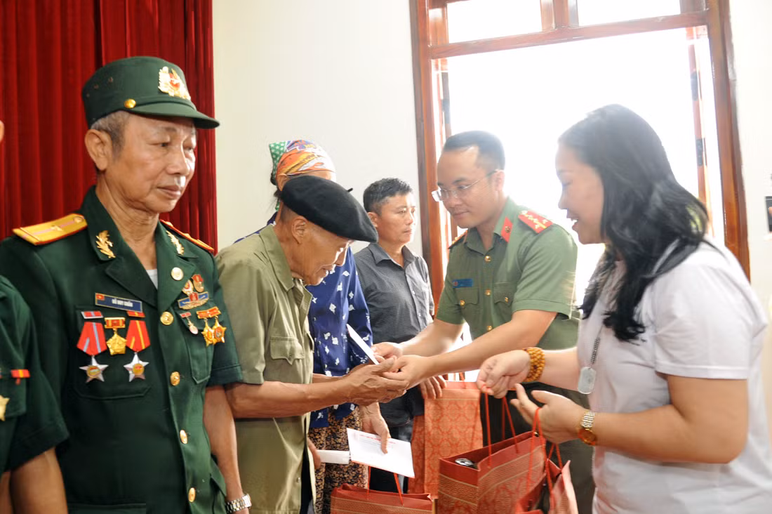Công đoàn Báo CAND tri ân người có công với cách mạng huyện Vị Xuyên -0