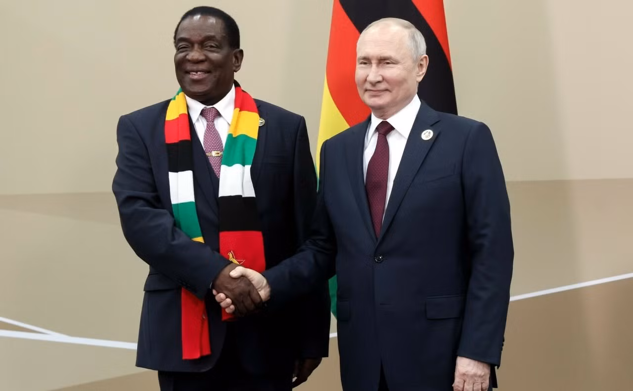 Tổng thống Putin tặng Tổng thống Zimbabwe trực thăng xịn -0