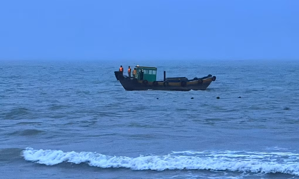Tìm thấy thi thể du khách 17 tuổi bị sóng biển cuốn trôi -0