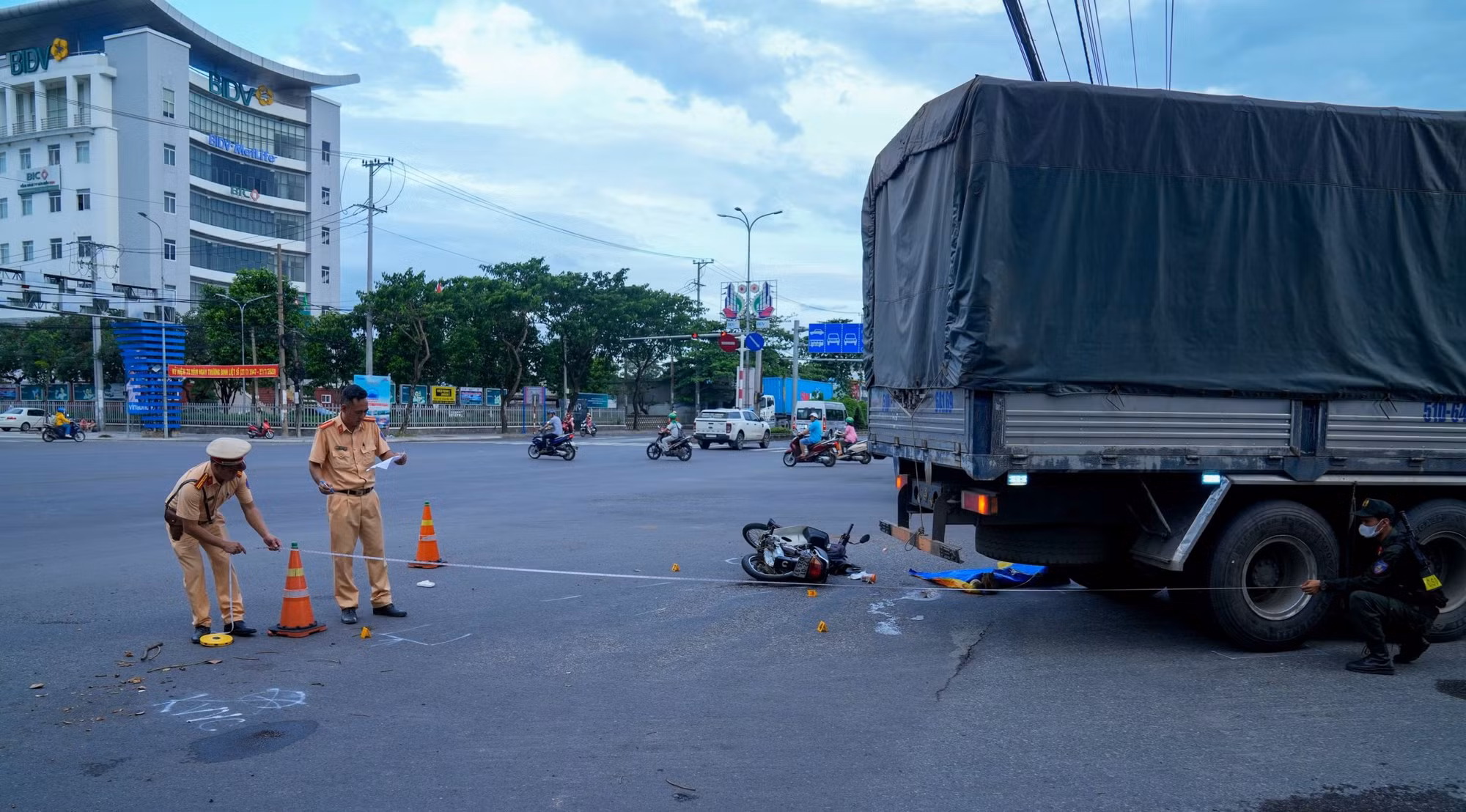 Va chạm với xe tải, người đàn ông tử vong tại chỗ -0