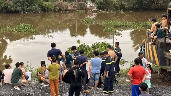 Nhậu say rồi thách nhau bơi qua kênh, 2 người mất tích