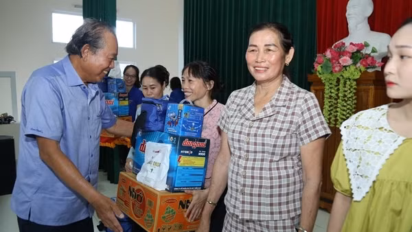 Đồng hành "Cùng ngư dân thắp sáng đèn trên biển"