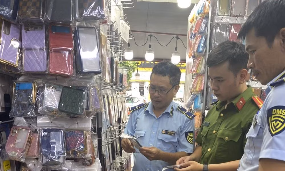 Đồng loạt kiểm tra 3 điểm kinh doanh, phát hiện hơn 27.000 sản phẩm vi phạm -0