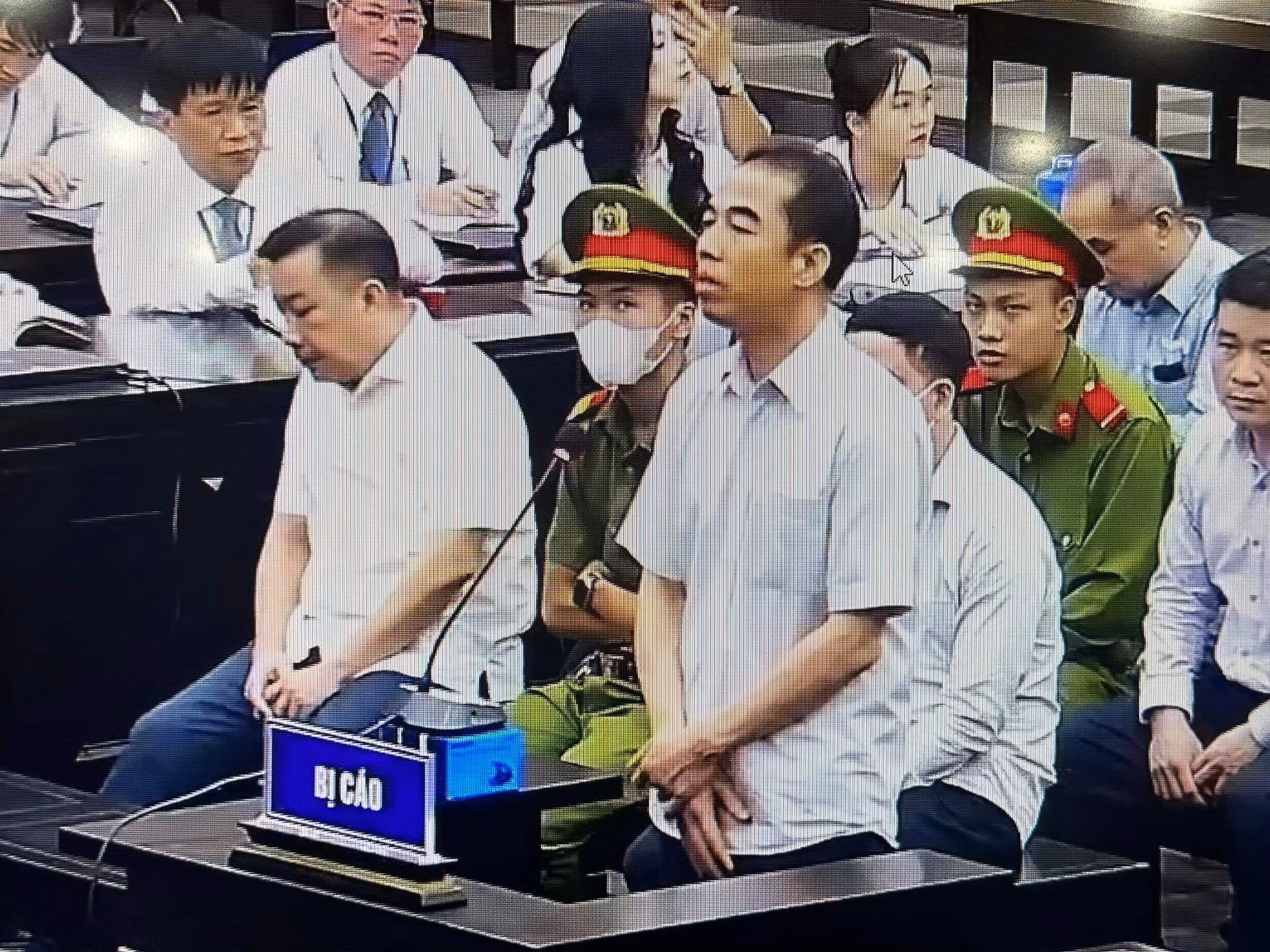 Phiên tòa xét xử vụ án “chuyến bay giải cứu”: Cựu Thư ký Thứ trưởng Bộ Y tế nhận hối lộ 42,6 tỷ đồng lĩnh án chung thân -0