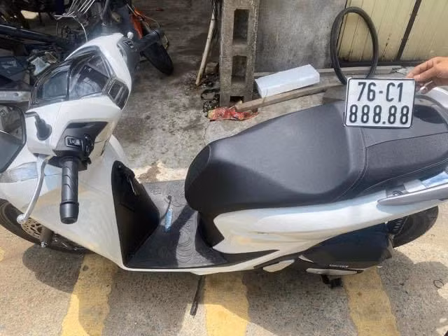 Chủ nhân xe Honda SH bấm trúng biển số “ngũ quý 8” là thợ sửa xe máy -0