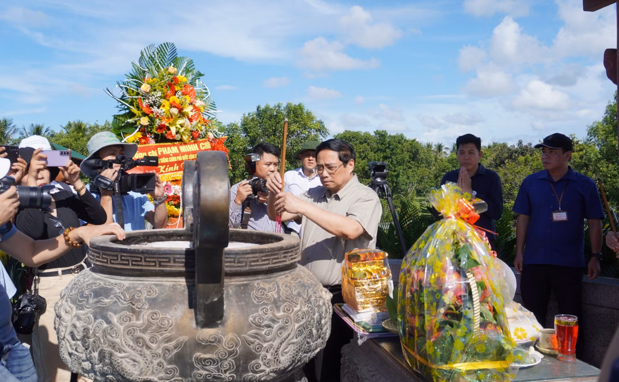 Thủ tướng Chính phủ dâng hương các anh hùng liệt sĩ và thăm hỏi người dân Quảng Trị -0