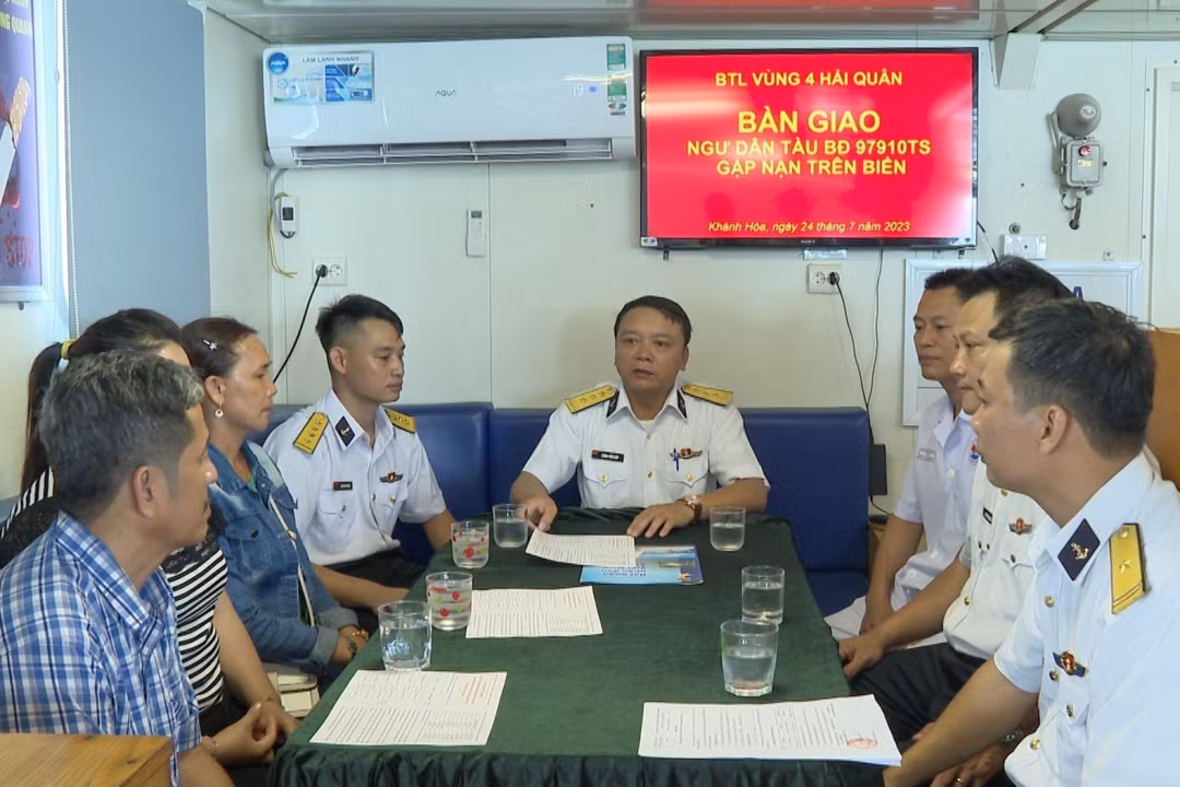 Đưa ngư dân tai nạn lao động ở Trường Sa về đất liền tiếp tục điều trị -0