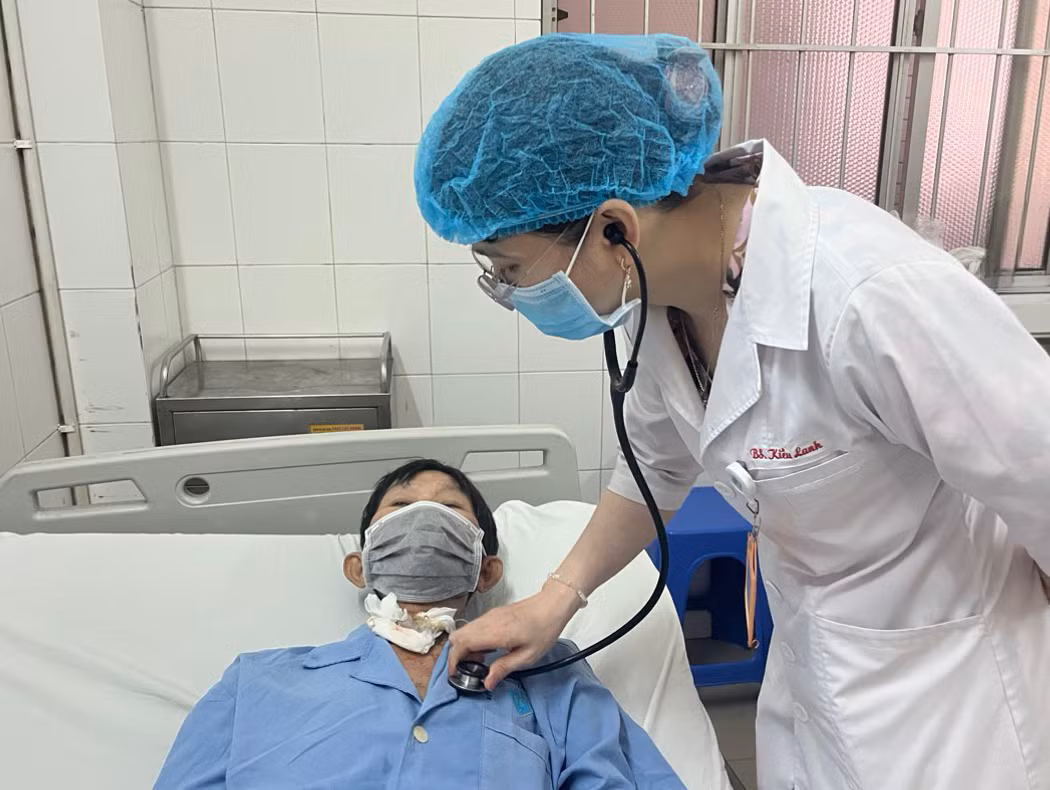 Hi hữu: Khăn giấy rơi vào phế quản người đàn ông 44 tuổi -0