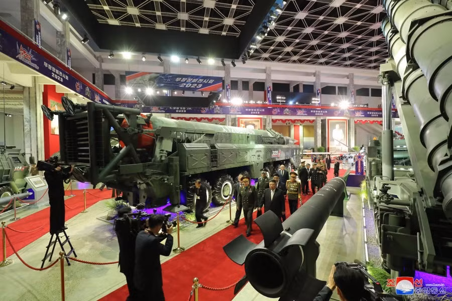 Ông Kim Jong-un hào hứng khoe vũ khí với Bộ trưởng Quốc phòng Nga -3
