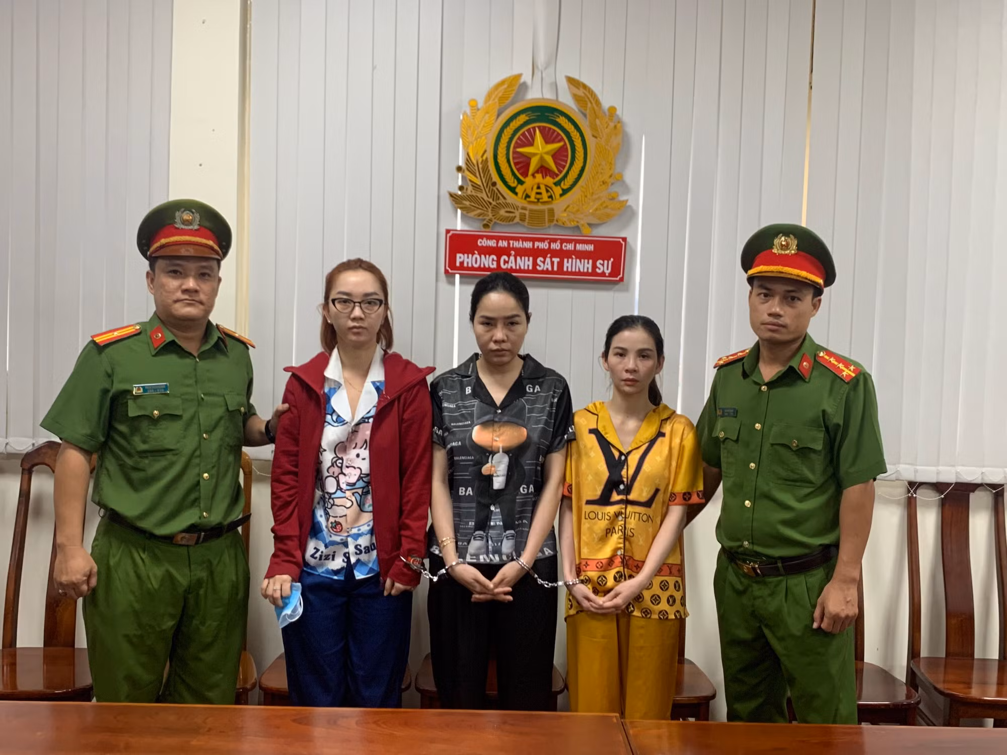 Triệt phá tụ điểm mại dâm cho người nước ngoài tại Nhà hàng Song Song -0