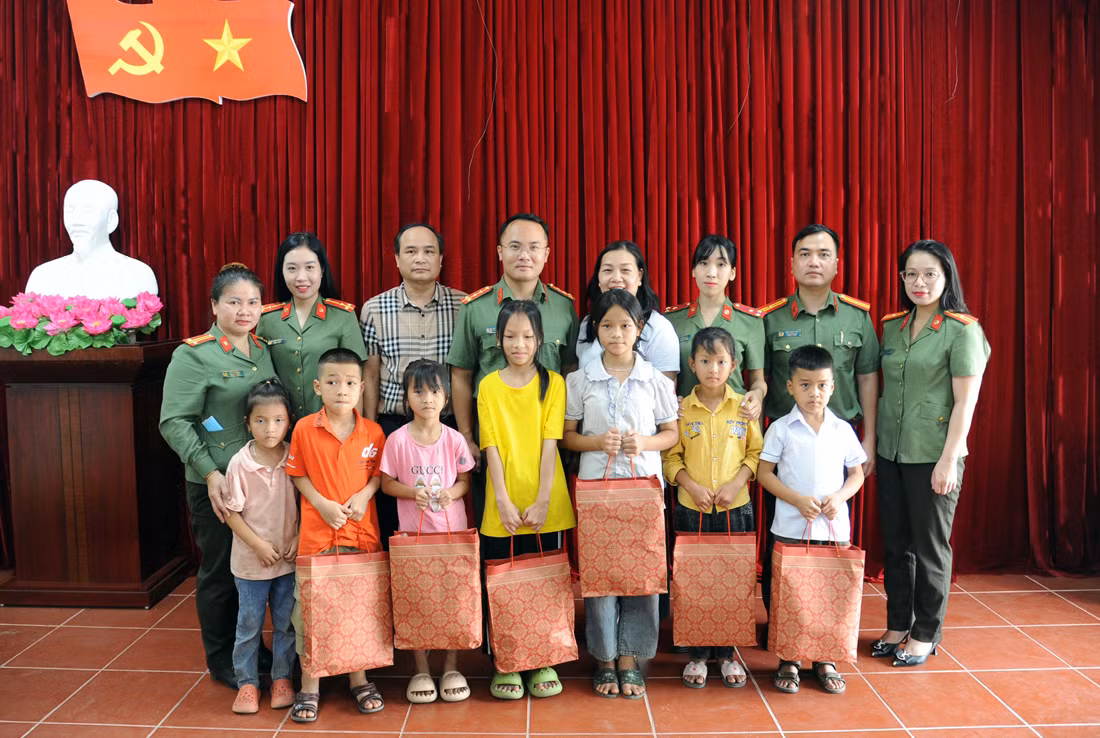 Công đoàn Báo CAND tri ân người có công với cách mạng huyện Vị Xuyên -0