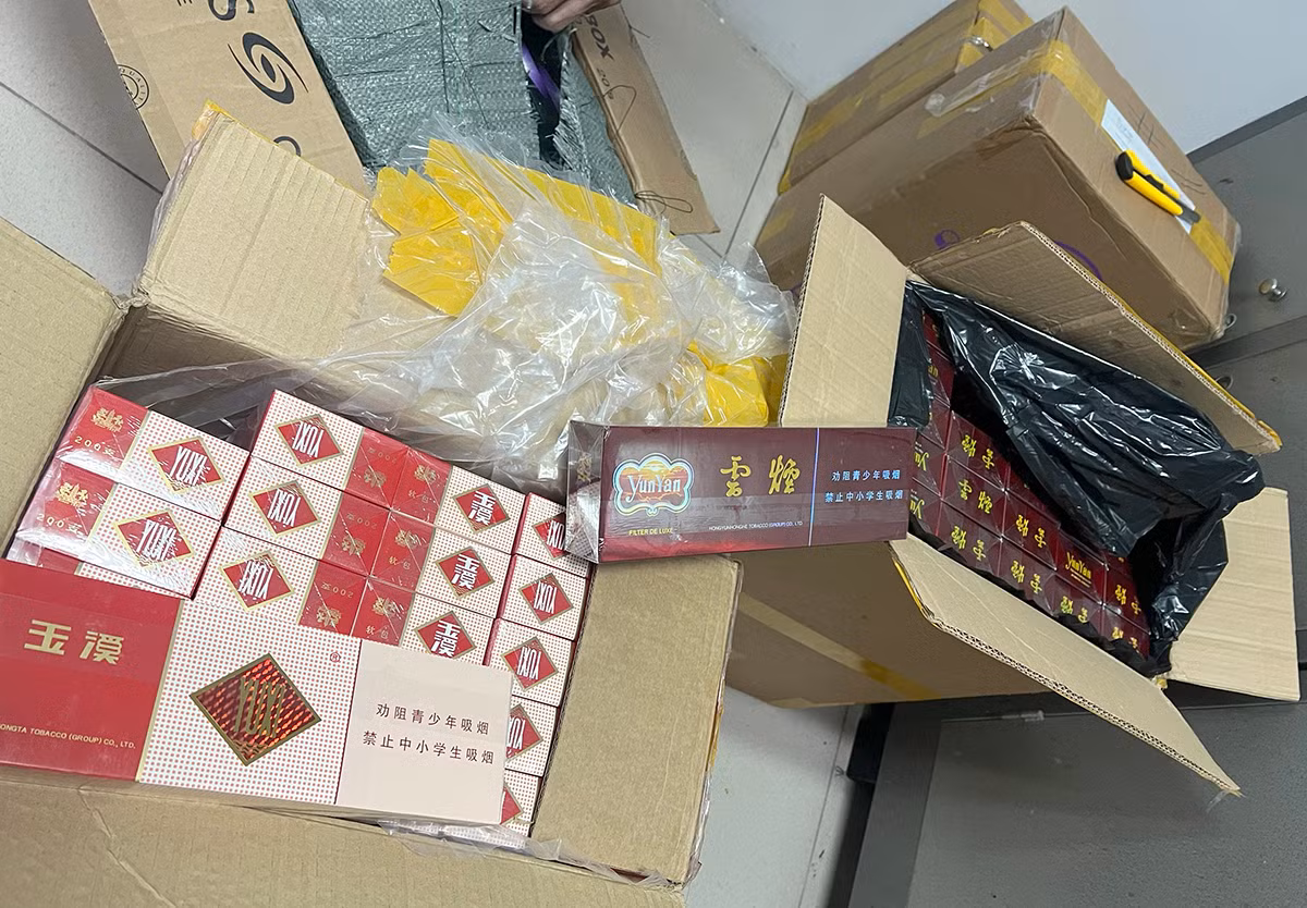 Hà Nội: Bắt đối tượng mang hàng nghìn bao thuốc lá nhập lậu đi bán -0