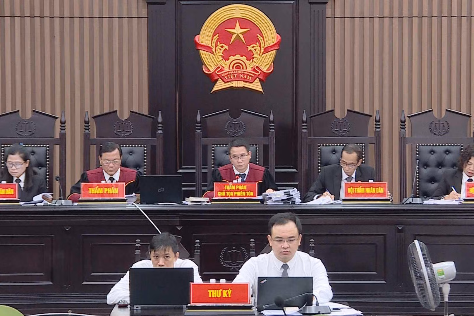 Phiên tòa xét xử vụ án “chuyến bay giải cứu”: Cựu Thư ký Thứ trưởng Bộ Y tế nhận hối lộ 42,6 tỷ đồng lĩnh án chung thân -0