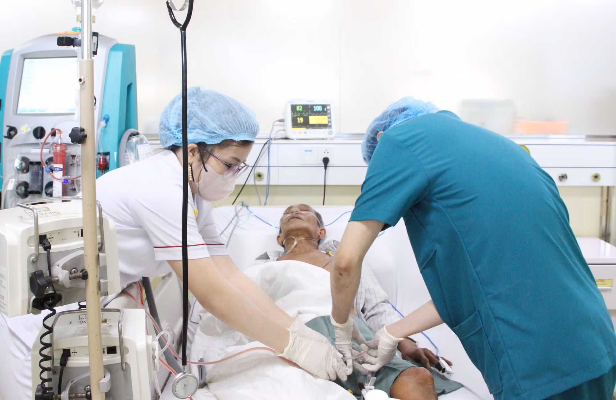 Cứu sống người đàn ông 68 tuổi ở Bạc Liêu bị ong vò vẽ đốt trên 120 vết -0
