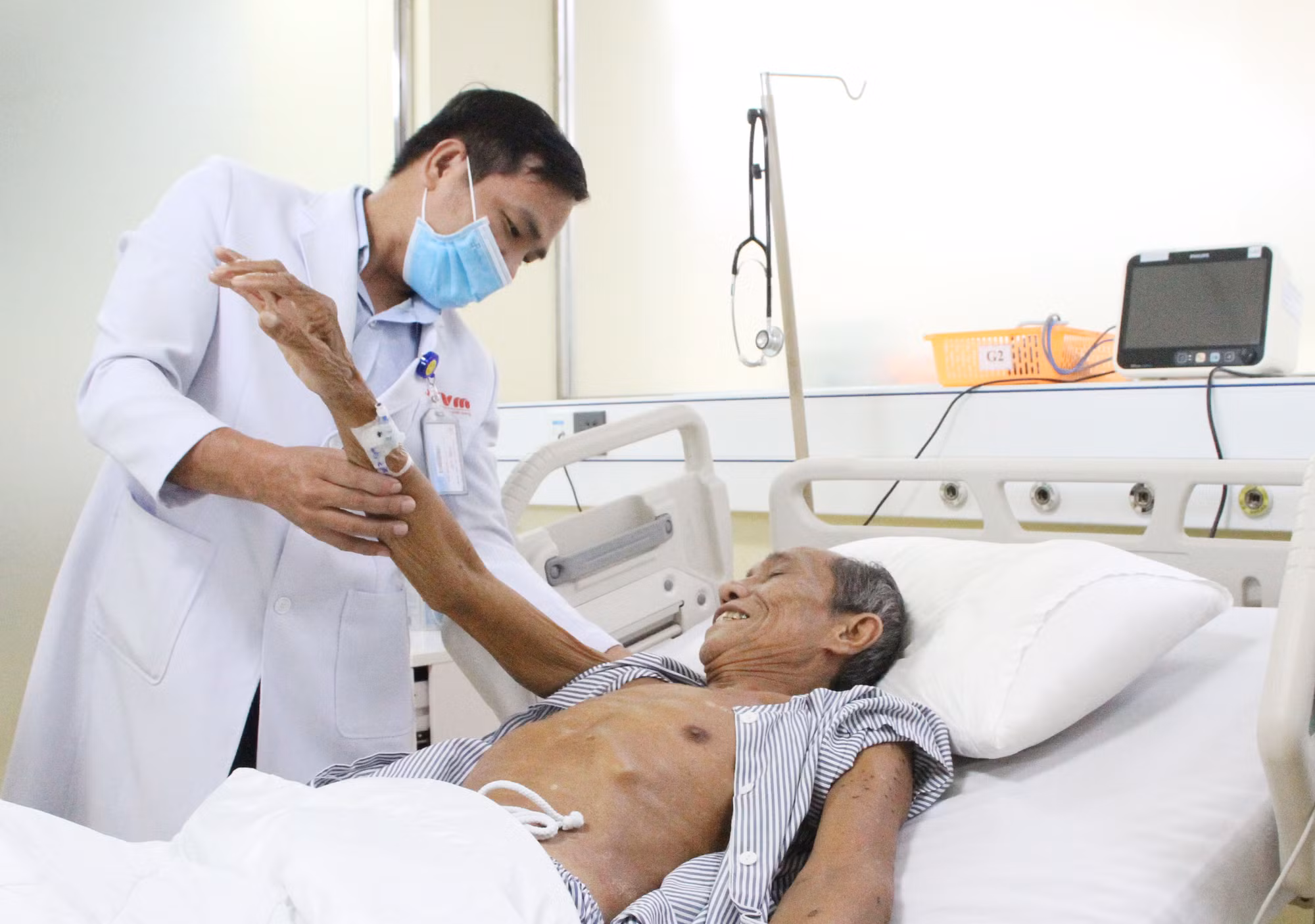 Cứu sống người đàn ông 68 tuổi ở Bạc Liêu bị ong vò vẽ đốt trên 120 vết -0