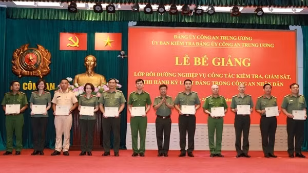 Bế giảng lớp bồi dưỡng nghiệp vụ kiểm tra, giám sát