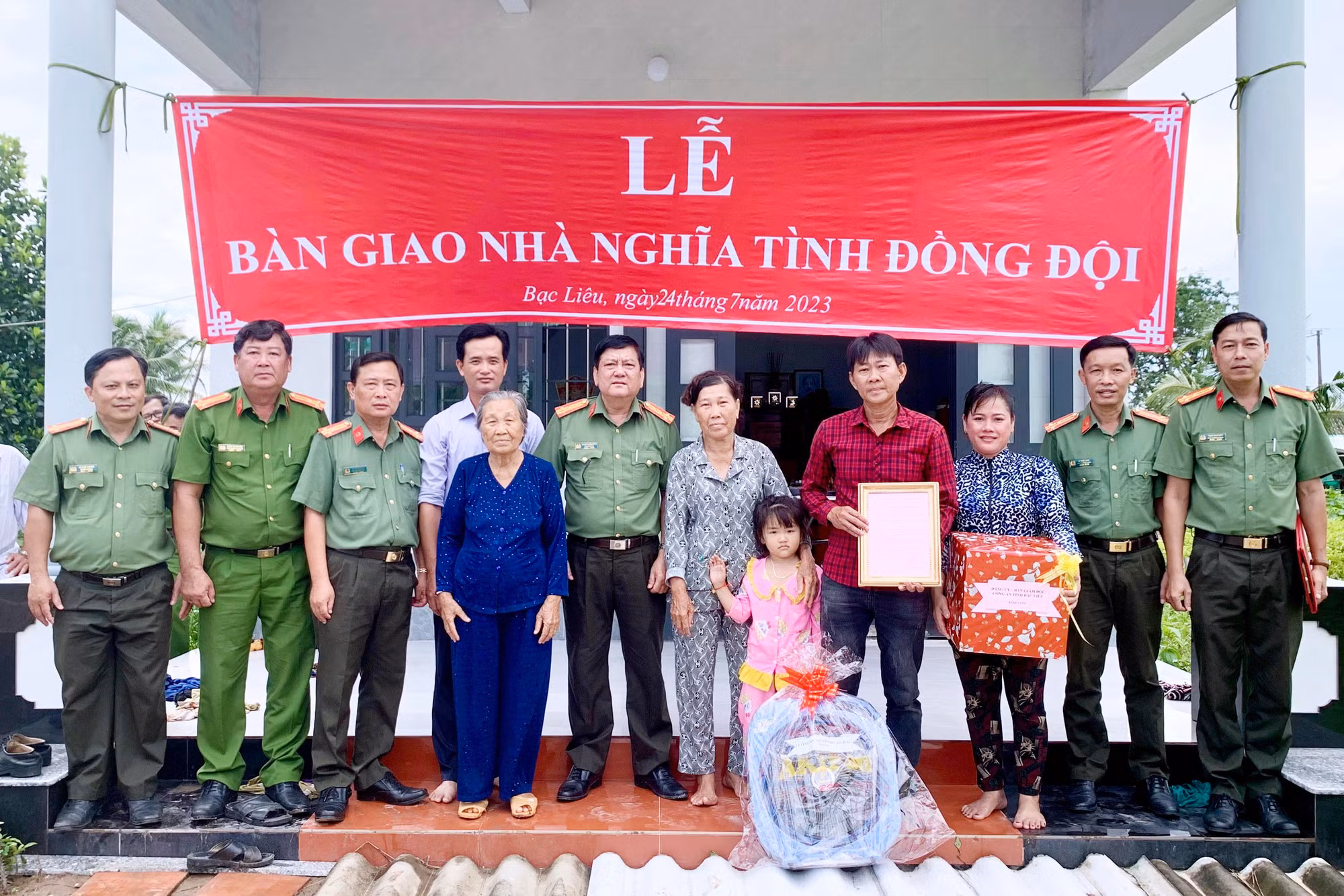 Công an Bạc Liêu trao tặng 16 nhà Nghĩa tình đồng đội cho thân nhân liệt sỹ CAND -0