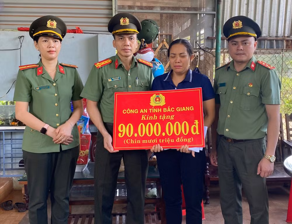 Công an tỉnh Bắc Giang:&nbsp;Thăm, tặng quà gia đình liệt sỹ, thương binh ở Đắk Lắk -0